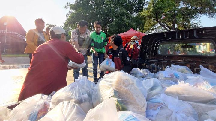 Aksi Simpatik Mahasiswa di Solo, Orasi dan Bagi-bagi Sembako