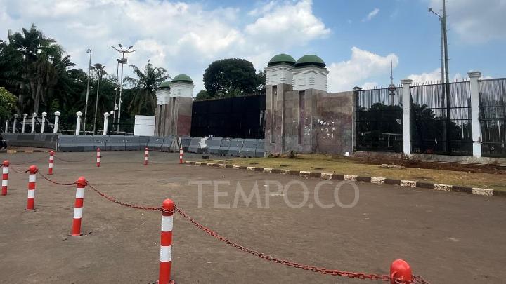 Suasana di Depan Gedung DPR Masih Lengang Menjelang Demonstrasi BEM SI