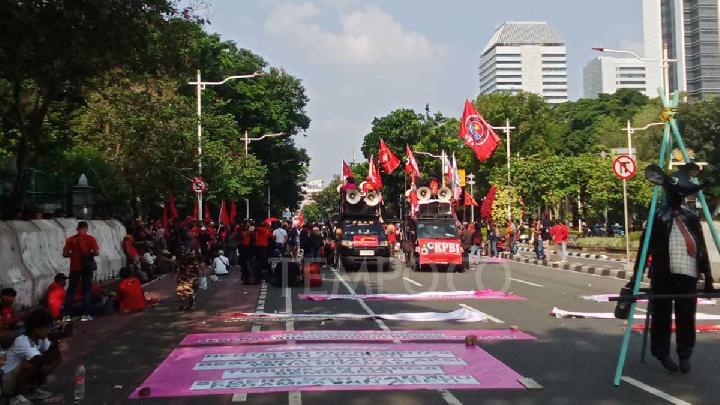 Jakarta Workers Stage Long March to Protest Unjust Policies, Repressive Actions