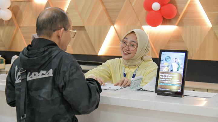 Petugas melayani nasabah pada peringatan Hari Pelanggan Nasional. Dok. Pegadaian