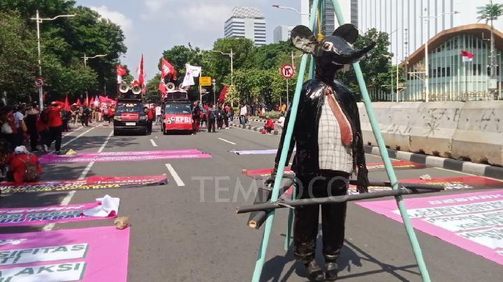 Boneka Tikus Berdasi Dihukum Gantung Dipamerkan dalam Demo Buruh