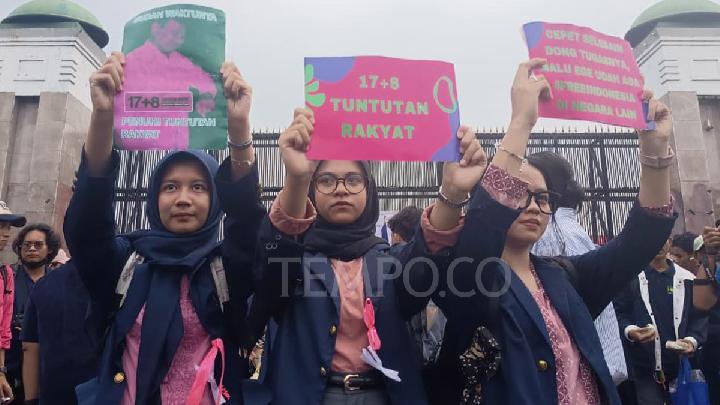 Students Stage 'Peaceful Picnic' Protest at Jakarta Parliament Building to Push for Government Action