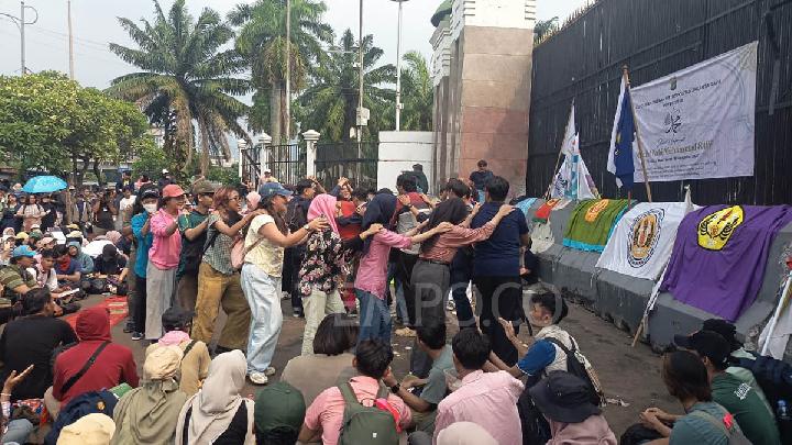 Mahasiswa Unpad Bermain Ular-ularan Tradisional Sunda saat Demo di DPR