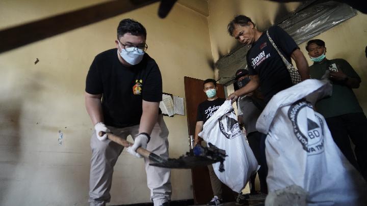 Warga Gotong Royong Bersihkan Kantor Pemkab Kediri