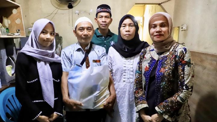 Ratusan Tetangga Driver Ojol Affan Kurniawan Dapat Bansos dari Kemensos