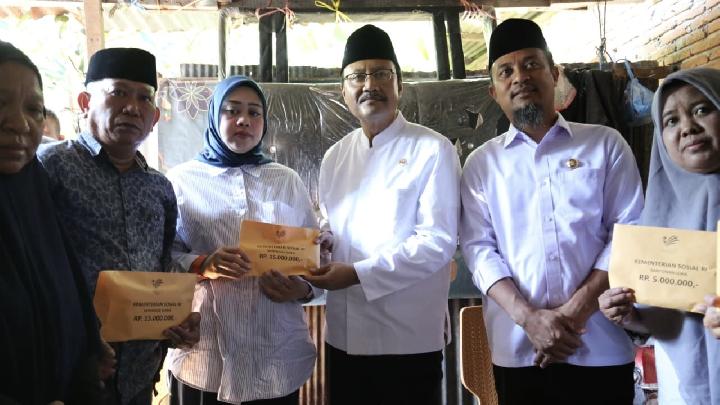 Gus Ipul Beri Santunan Korban Unjuk Rasa Makassar