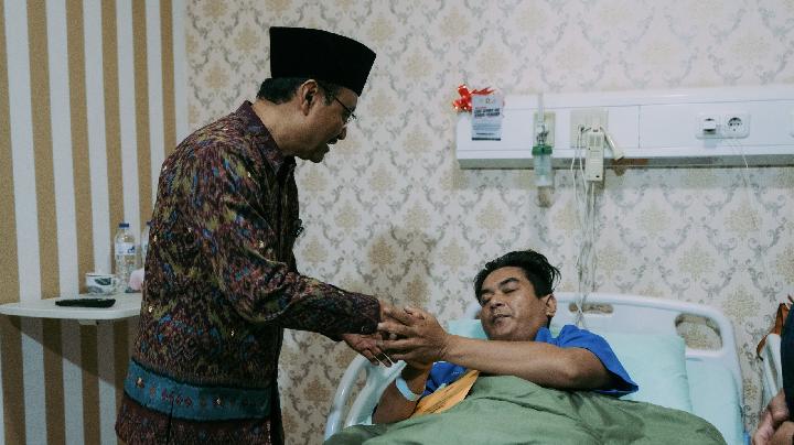 Gus Ipul Jenguk Korban Luka Unjuk Rasa di RS Polri