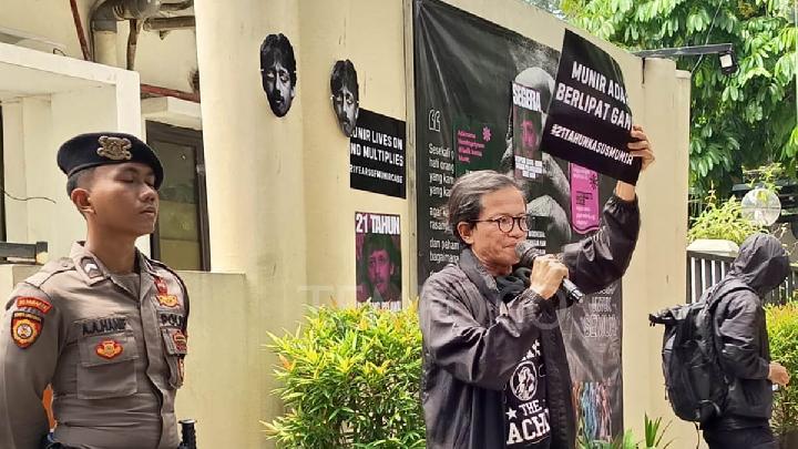 Civil Groups Rally Outside Komnas HAM, Call for Closure on Munir Murder Case