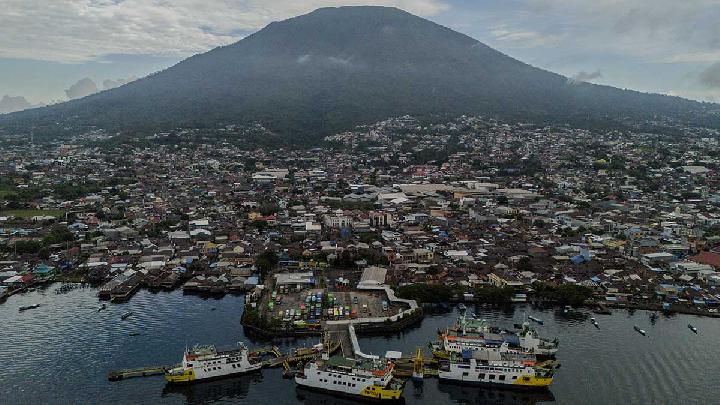 Kapal feri milik ASDP bersandar di Pelabuhan Penyeberangan Bastiong Ternate, Maluku Utara, 9 September 2025. PT ASDP Indonesia Ferry (Persero) mengoperasikan lebih dari 226 unit kapal dan melayani lebih dari 307 rute penyeberangan di seluruh Indonesia, termasuk armada perintis dan komersial. Jumlah ini terus berkembang, dengan adanya peningkatan jumlah kapal yang dioperasikan untuk mendukung konektivitas dan kepentingan publik. Antara/Andri Saputra