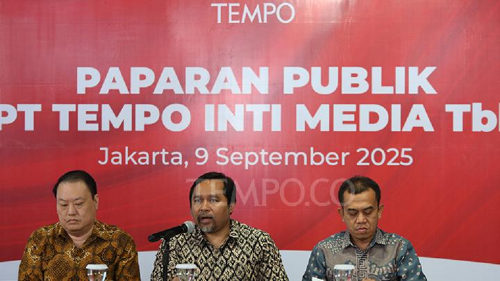 Direktur PT Tempo Inti Media Tbk, Sebastian Kinaatmaja (kiri), Direktur PT Tempo Inti Media Tbk, Wahyu Dhyatmika (tengah) dan Corporate Secretary PT Tempo Inti  Media Tbk, Jajang Jamaludin (kanan) dalam acara paparan publik insidental PT Tempo Inti Media 2025 di Gedung Tempo, Jakarta, 9 September 2025. Tempo/Subekti