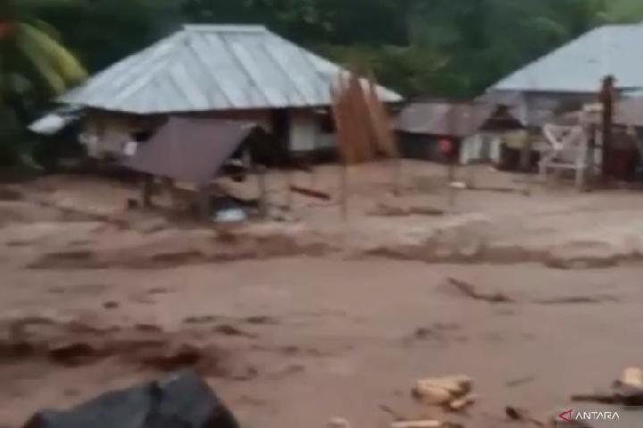 NTT Flash Floods Isolate 18 Villages as 5 Remain Missing