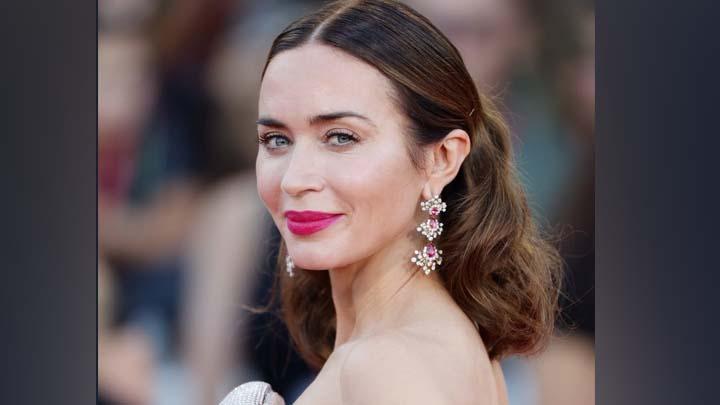 Kepoin Tren Kecantikan di Venice Film Festival 2025, Lipstik Fuchsia hingga Maskara Biru