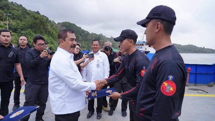 Agus Andrianto Serahkan SK Kenaikan Grade Tiga Petugas Nusakambangan