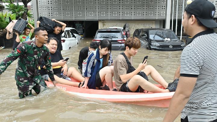 Prabowo Offers Condolences to Flood Victims in Bali and East Nusa Tenggara