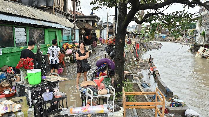 Indonesian Police Deploys Personnel to Evacuate Bali Flood, Landslide Victims