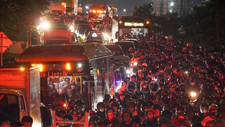 Kemacetan kendaraan di Jalan TB. Simatupang, Jakarta, 10 September 2025. Pemerintah Provinsi Jakarta melakukan berbagai upaya untuk mengatasi kemacetan, mulai dari penyempitan area proyek galian, menambah empat belas unit bus hingga menutup sementara exit Tol JORR Cipete-Pondok Labu pada jam sibuk. Tempo/Ilham Balindra