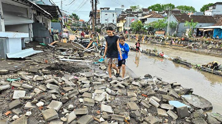 Indonesian Police Deploys Personnel to Evacuate Bali Flood, Landslide Victims