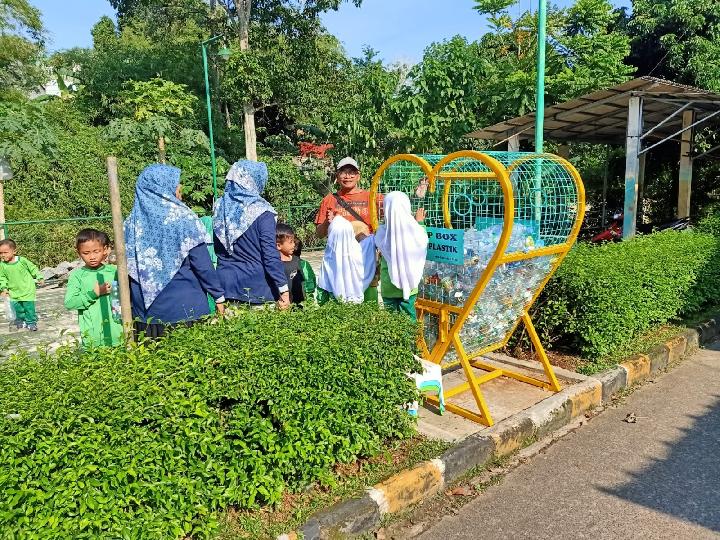 Komunitas Kampung Ramah Lingkungan di Kecamatan Bojonggede, Kabupaten Bogor, mengedukasi anak-anak untuk tidak membuang sampah sembarangan.