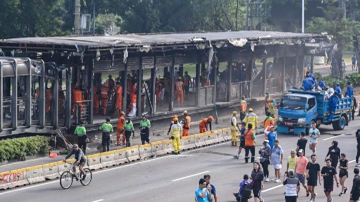 Petugas membersihkan puing-puing sisa terbakarnya Halte Polda Metro Jaya di Jalan Jenderal Sudirman, Jakarta, pada Minggu, 31 Agustus 2025. ANTARA/Hasanuddin