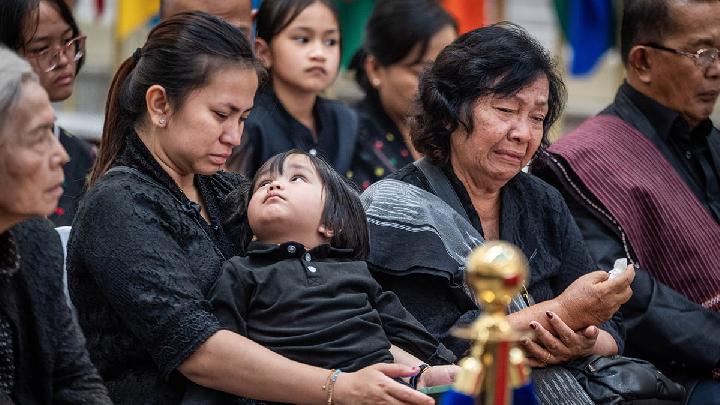Keluarga mengikuti proses penghormatan terakhir almarhum Staf Kedutaan Besar Republik Indonesia Lima, Republik Peru, Zetro Leonardo Purba di Gedung Pancasila, Kementerian Luar Negeri, Jakarta, 11 September 2025. Antara/Bayu Pratama S