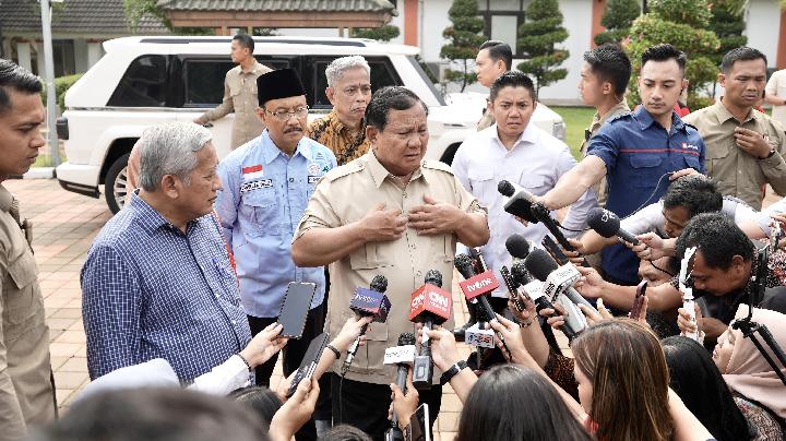 Prabowo Pushes for Solar Power, Giant Sea Wall in Ministerial Meeting