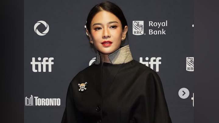 Dandan Sendiri, Lipstik Merah Dian Sastro On Point di TIFF 2025