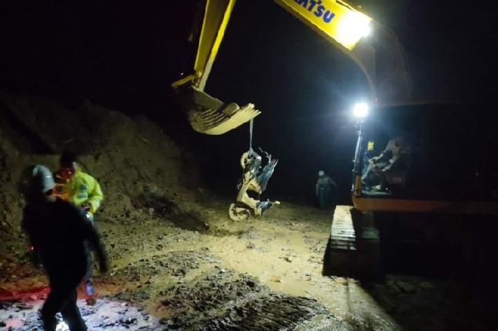 Landslide on Trans-Sulawesi Highway Injures Motorists, Buries Vehicles