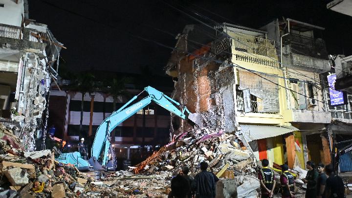 Philippines: 20 Feared Trapped After Building Collapse