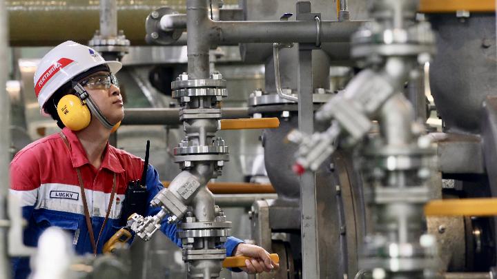 Pekerja tengah memeriksa saluran pipa di PGE ulubelu, Tanggamus, Lampung-PGE Ulubelu. Dok. Pertamina