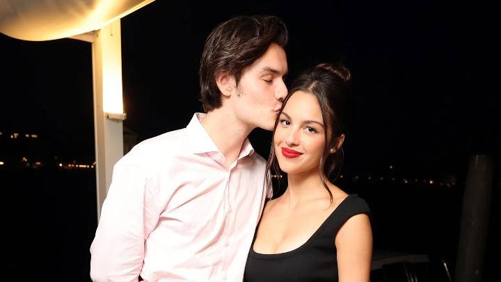 Sweet Banget! Louis Partridge Bahagia Jadi Pacar Olivia Rodrigo, Fans Ikutan Meleleh