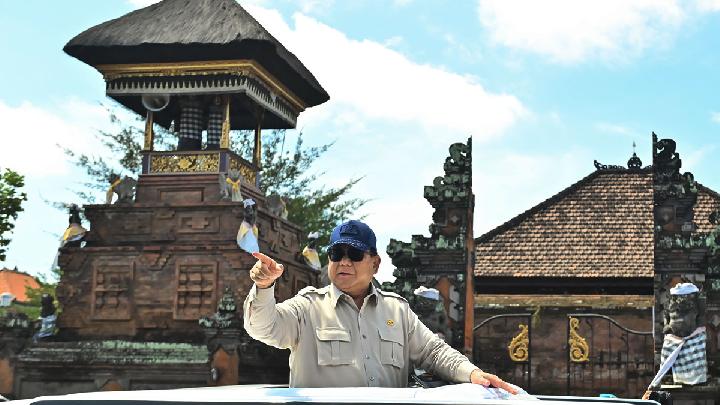Kelakar Prabowo Saat Tinjau Korban Banjir Bali