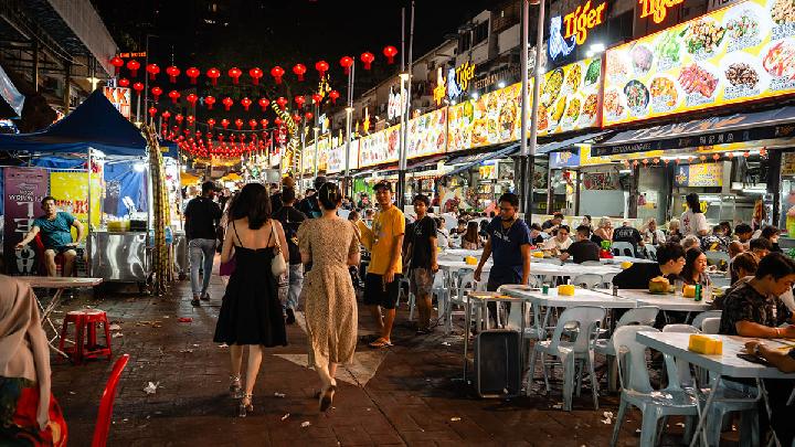 Kuala Lumpur's Best 6 Night Markets for Tasting Local Flavors and Buying Souvenirs