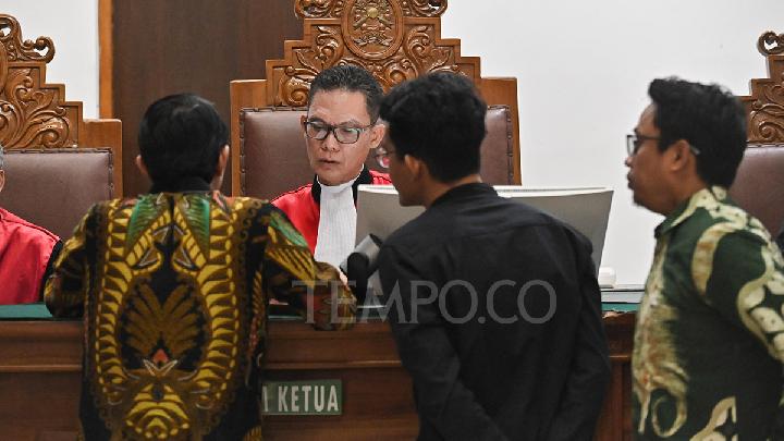 Ketua Majelis Hakim Radityo Baskoro memeriksa kelengkapan berkas kuasa hukum dalam sidang perdana gugatan Menteri Pertanian terhadap Tempo di Pengadilan Negeri Jakarta Selatan, Jakarta, 15 September 2025. Menteri Amran Sulaiman mempersoalkan poster berita Tempo ihwal kebijakan pengelolaan beras oleh kementerian yang diberi judul 