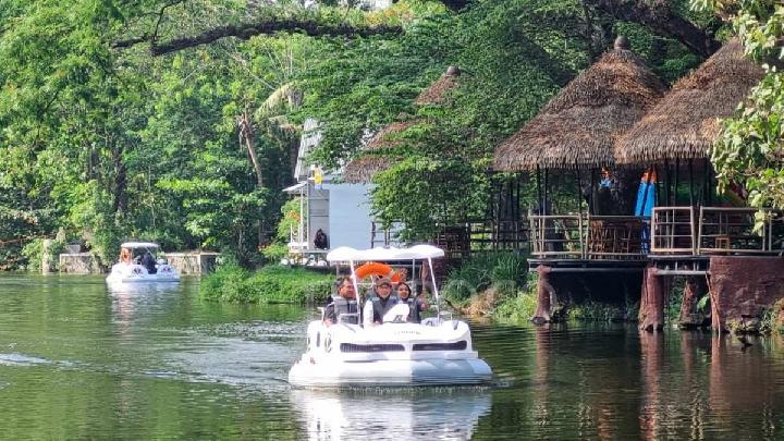 Pengunjung menikmati wahana Bumble Boat di Solo Safari, Solo, Jawa Tengah, yang diluncurkan pada Senin, 15 September 2025. Wahana air tersebut mengadirkan sensasi Mengapung di Air Sambil Main tembak-tembakan seru ala Benteng Takeshi. Tempo/Septhia Ryanthie