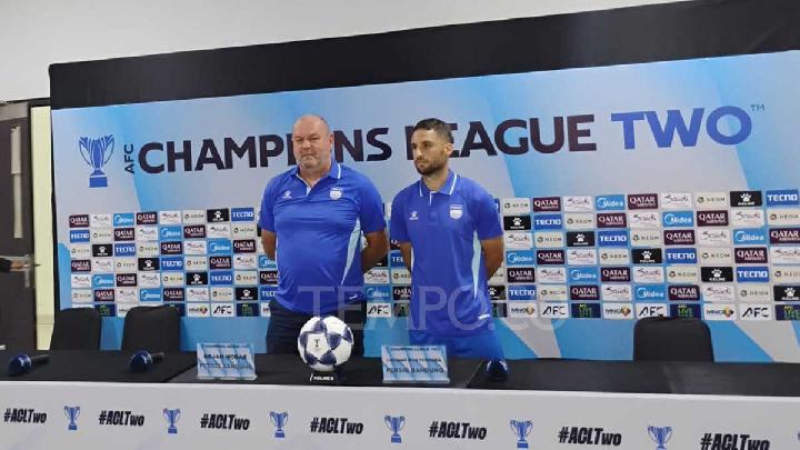 Pelatih Persib Bandung, Bojan Hodak dan pemain tengahnya, Luciano Guaycochea dalam sesi konferensi pers menjelang pertandingan ACL-Two kontra Lion City Sailors di Stadion Gelora Bandung Lautan Api (GBLA), Kota Bandung, Jawa Barat, 17 September 2025. Tempo/Aminuddin