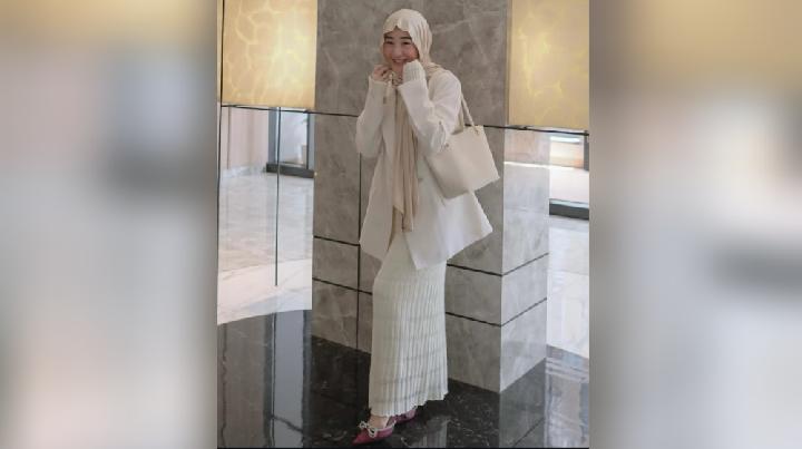5 Outfit Simpel Feminin Larissa Chou, Dominan Tanpa Corak