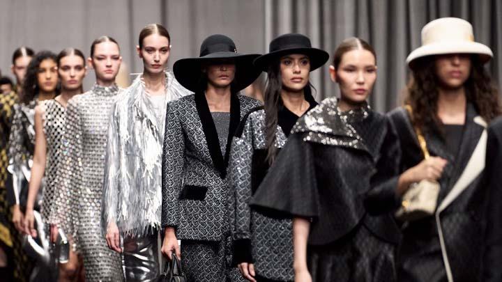 Koleksi Buttonscarves Melenggang di Dubai Fashion Week, Warna Hitam dan Silver jadi Kekuatan