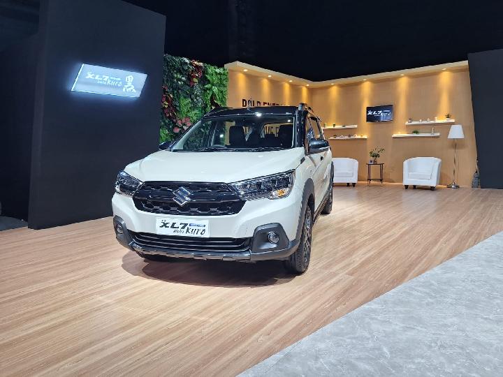 Suzuki XL7 Hybrid Alpha Kuro Rilis, Hadirkan 9 Penyempurnaan Serba Hitam