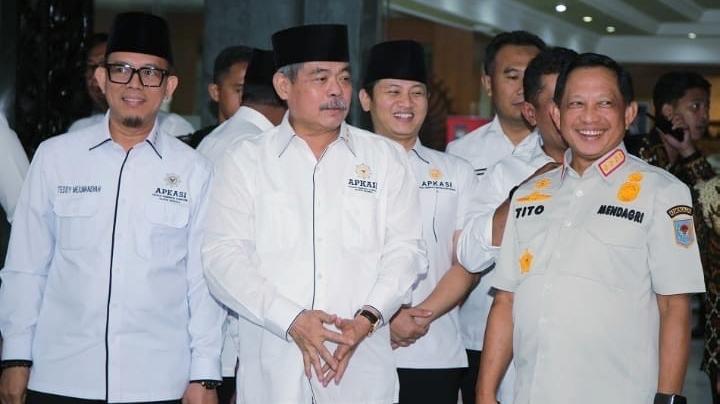 Menteri Dalam Negeri Mohammad Tito Karnavian bersama Ketua Umum Apkasi Bursah Zarnubi (kedua kiri) dan Wakil Ketua Umum Apkasi, Mochamad Nur Arifin (kedua kanan tengah) di Kantor Kemendagri Jakarta, pada Kamis, 18 September 2025. Dok. Istimewa