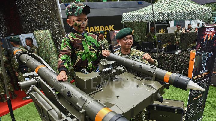 Tingkah Anak-anak saat Saksikan Alutsista di TNI Fair
