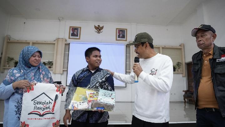 Gus Ipul Habiskan Minggu Ceria Bersama Siswa SRMA 13 Bekasi
