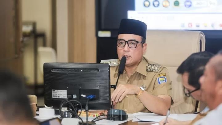 Wakil Wali Kota Bandung Erwin memimpin Rapat Koordinasi Lintas SKPD dan Unsur Kewilayahan terkait evaluasi, penanganan, serta penertiban reklame tidak berizin untuk optimalisasi tata ruang kota dan peningkatan PAD, di Bandung, pada Senin, 15 September 2025. Dok. Pemkot Bandung.