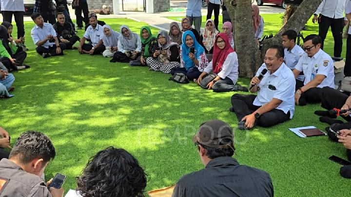 Audiensi antara Bupati Karanganyar Rober Christanto dengan petani dan mahasiswa dalam momen Hari Tani Nasional 2025 di Kabupaten Karanganyar, Jawa Tengah, 24 September 2025. Tempo/Septhia Ryanthie