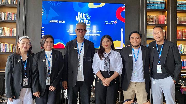 Festival Director Tommy Maulana (ketiga dari kiri) bersama tim dalam acara JakJazz Intimate Media Luncheon 2025 di Kemang, Jakarta Selatan, Rabu, 24 September 2025. TEMPO/Silvia Alya Rahmah