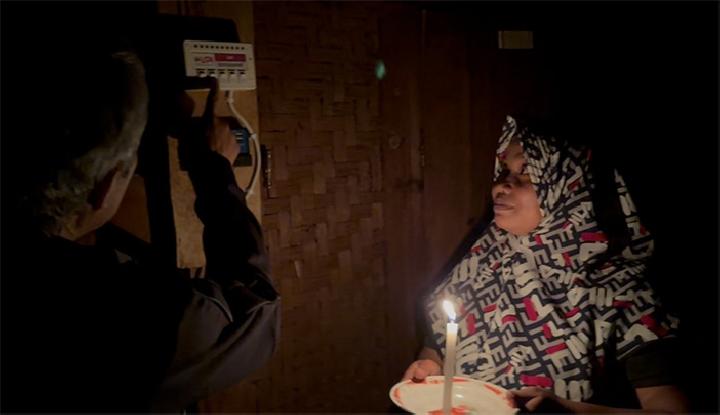 kampung tanpa listrik, listrik tenaga surya, panel surya UPI, energi terbarukan di Indonesia, rumah tanpa listrik PLN, solusi energi desa terpencil.