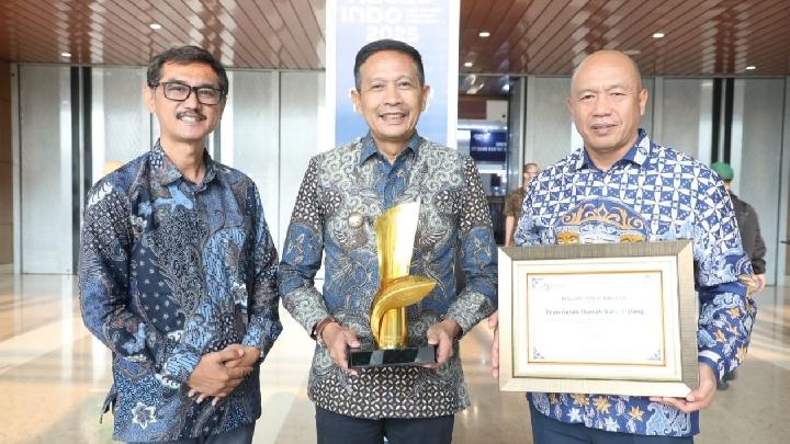 Wali Kota Malang Wahyu Hidayat (tengah) memegang penghargaan dari Indonesia Halal Industry Award di Indonesia Convention Exhibition (ICE) BSD, Tangerang, Banten, pada Jumat, 25 September 2025. Dok. Pemkot Malang
