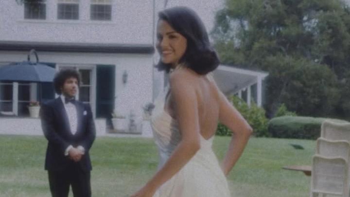 Selena Gomez dan Benny Blanco Menikah, Tampil Menawan dengan Gaun dan Tuxedo Ralph Lauren