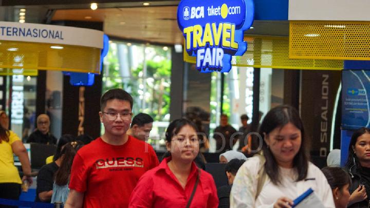 Pengunjung di acara BCA tiket.com Travel Fair, Gandaria City, Jakarta, 28 September 2025. BCA dan tiket.com menggelar travel fair yang dilaksanakan pada 26-28 September untuk memudahkan masyarakat merencanakan perjalanan liburan jelang libur akhir tahun dan libur nasional di awal 2026. Tempo/Ilham Balindra