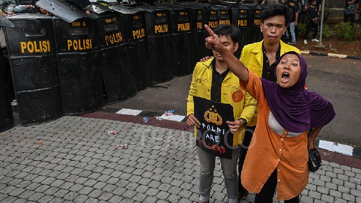 Pelabelan Terhadap Perempuan Berkerudung Pink Saat Demonstrasi Pembubaran DPR