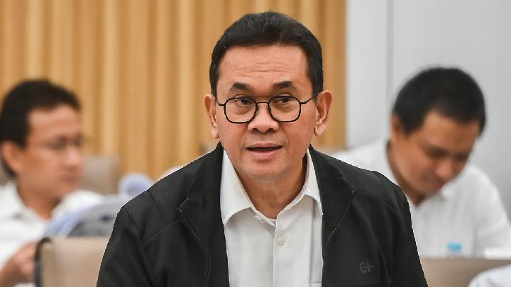 Menteri Perdagangan Budi Santoso bersiap mengikuti rapat dengar pendapat (RDP) dengan Komisi VI DPR di Kompleks Parlemen, Senayan, Jakarta, 29 September 2025. Antara/Rivan Awal Lingga